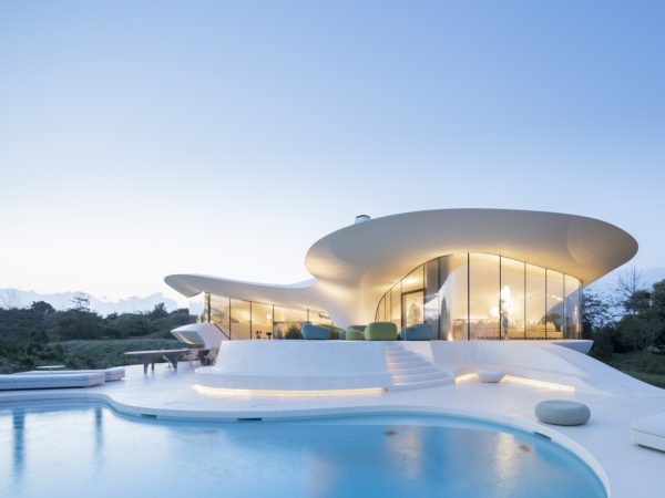 This East Hampton Home Looks Like it Belongs in an Episode of “The Jetsons”